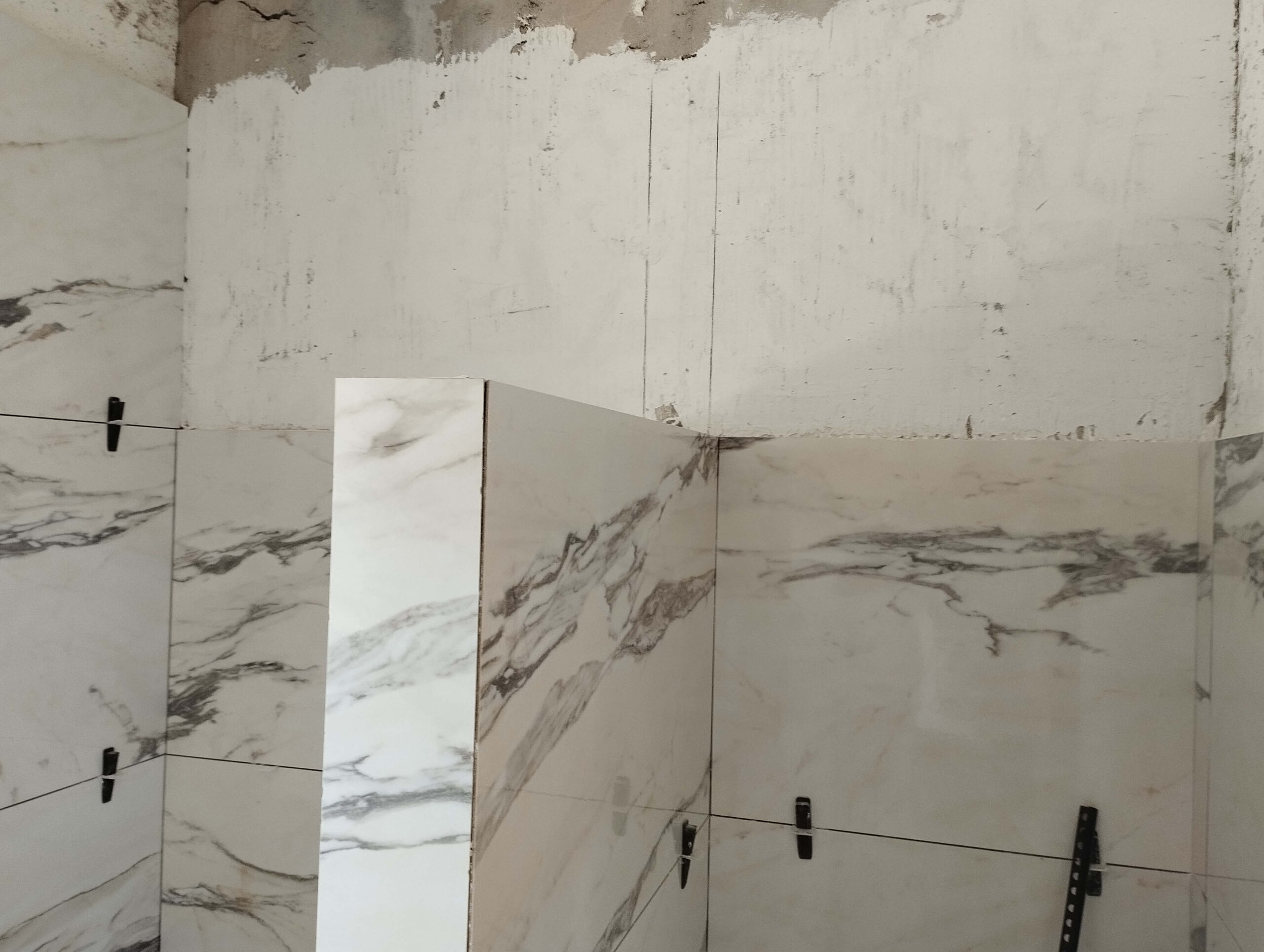Colocacao de ceramica após regularizacao de esquadria de paredes, para colocacao de ceramica - obra Porto - Avintes